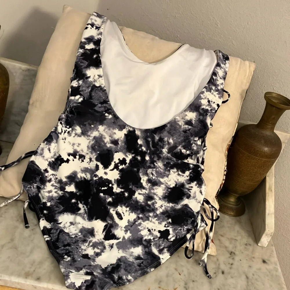 Women's aerie Swimsuit Black and White Tie-Dye Swimsuit!! L - Picture 9 of 9